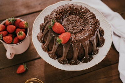 白色陶瓷盘草莓巧克力蛋糕